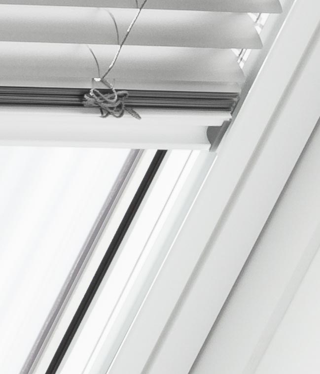 VELUX venetian blind, white side rails